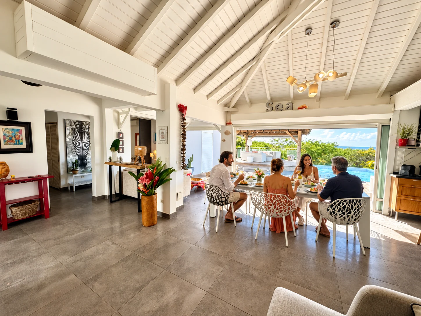 Villa : Salle a manger tout confort orientee vers exterieur